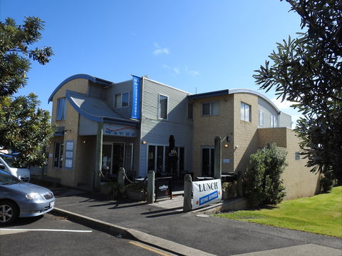Waves Cafe, Bar And Restaurant - Australian Directory 1