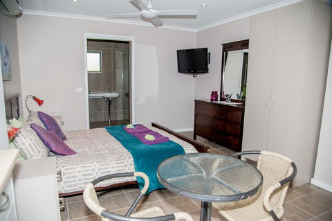 Sinclairs Country Retreat - Australian Directory 34