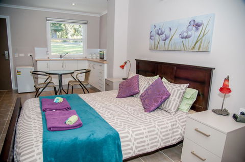 Sinclairs Country Retreat - Australian Directory 37