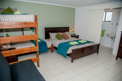 Sinclairs Country Retreat - Australian Directory 30