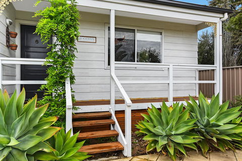 Ainslie Roberts Drive Retreat - Australian Directory 14
