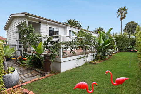Ainslie Roberts Drive Retreat - Australian Directory 7