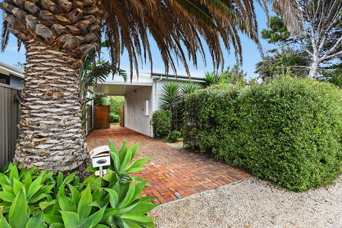 Ainslie Roberts Drive Retreat - Australian Directory 13