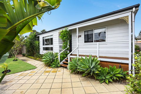 Ainslie Roberts Drive Retreat - Australian Directory 12