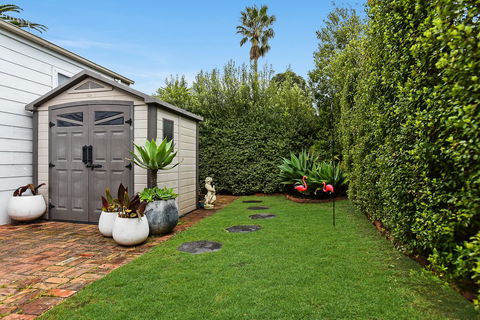 Ainslie Roberts Drive Retreat - Australian Directory 11