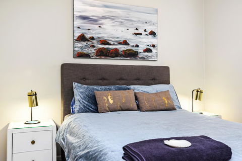 Ainslie Roberts Drive Retreat - Australian Directory 6