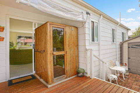 Ainslie Roberts Drive Retreat - Australian Directory 17