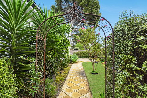 Ainslie Roberts Drive Retreat - Australian Directory 15