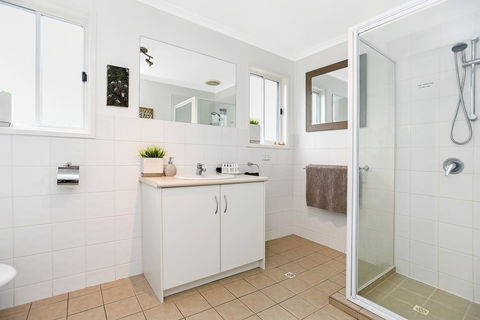 Ainslie Roberts Drive Retreat - Australian Directory 5
