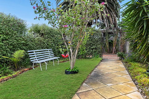 Ainslie Roberts Drive Retreat - Australian Directory 16