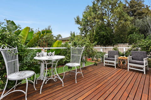Ainslie Roberts Drive Retreat - Australian Directory 9