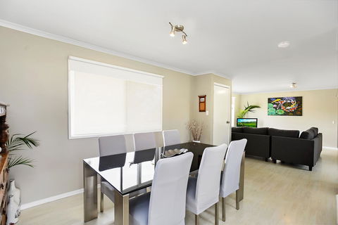 Ainslie Roberts Drive Retreat - Australian Directory 1