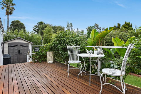 Ainslie Roberts Drive Retreat - Australian Directory 8