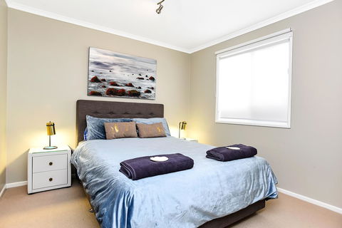 Ainslie Roberts Drive Retreat - Australian Directory 4
