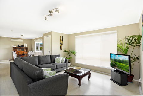 Ainslie Roberts Drive Retreat - Australian Directory 0