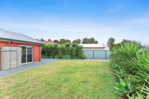 'The Hidden Diamond' - Normanville - Australian Directory 32