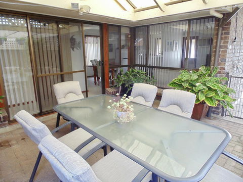 Baronet B & B - Australian Directory 16