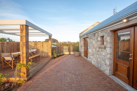 Lucy's Cottage - Australian Directory 23
