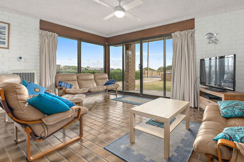 Sun & Surf Aldinga Beach Apartment - Australian Directory 0