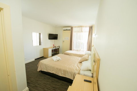 Jacksons Motor Inn - Australian Directory 17