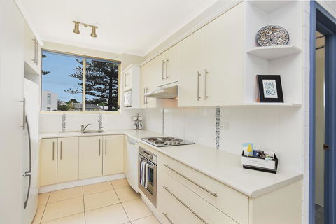 The Dolphins Beachfront Apartments - Australian Directory 12