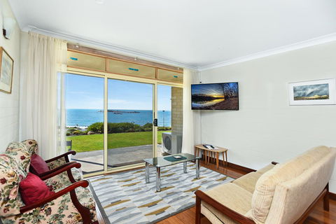 The Dolphins Beachfront Apartments - Australian Directory 7
