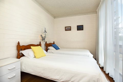 The Dolphins Beachfront Apartments - Australian Directory 8