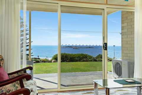 The Dolphins Beachfront Apartments - Australian Directory 6