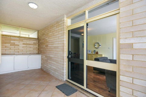 The Dolphins Beachfront Apartments - Australian Directory 3
