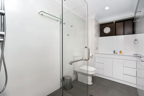 The Dolphins Beachfront Apartments - Australian Directory 2