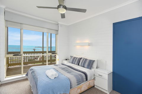 The Dolphins Beachfront Apartments - Australian Directory 14