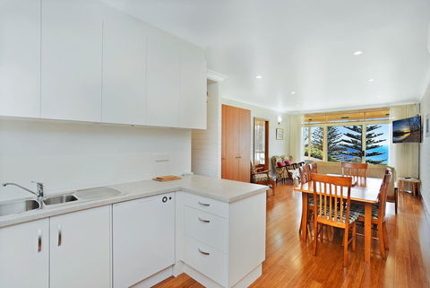 The Dolphins Beachfront Apartments - Australian Directory 4