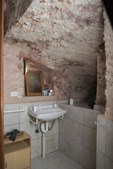 Ali's Underground - Australian Directory 10