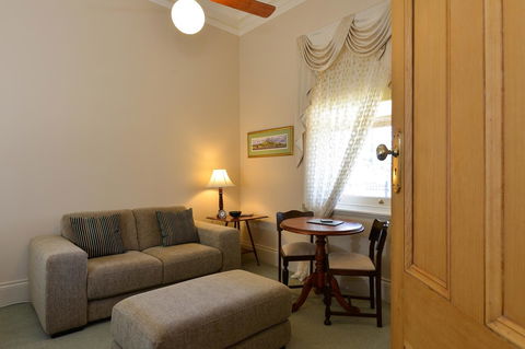 Trafalgar Premium Vintage Suites - Australian Directory 25
