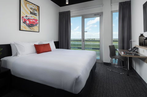 Rydges Pit Lane - Australian Directory 31