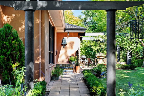 Adelaide Hills Retreats - Australian Directory 43