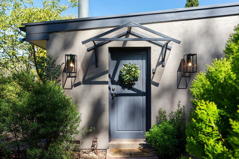 Adelaide Hills Retreats - Australian Directory 28