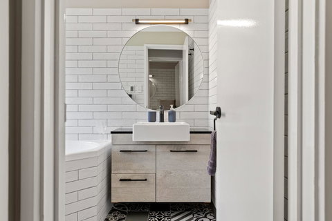 Adelaide Hills Retreats - Australian Directory 36