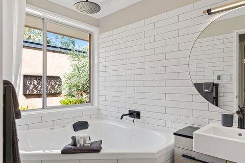 Adelaide Hills Retreats - Australian Directory 17