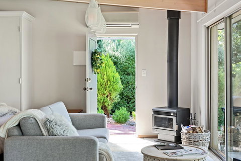 Adelaide Hills Retreats - Australian Directory 20