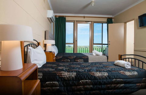 Tailem Bend Riverside Hotel - Australian Directory 1