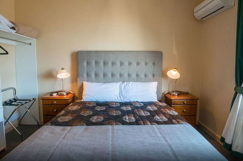 Tailem Bend Riverside Hotel - Australian Directory 2