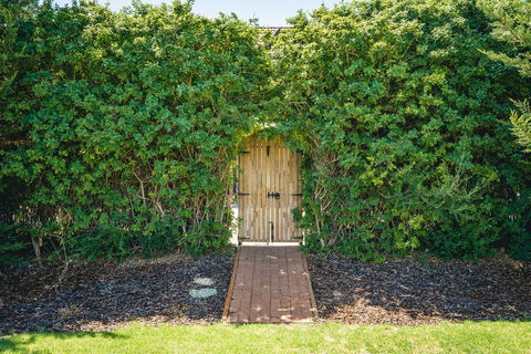 Mick O'Sheas - Australian Directory 32