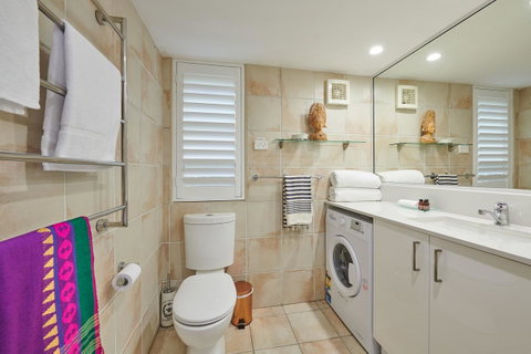 Julians Apartments - Australian Directory 9
