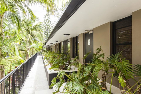 Julians Apartments - Australian Directory 25