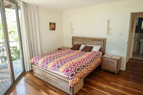Valla's Beach House - Australian Directory 17