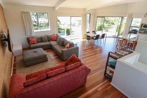 Valla's Beach House - Australian Directory 9