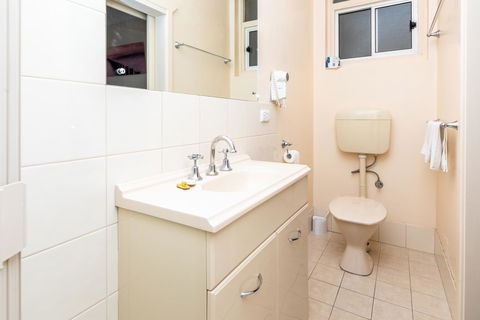 Blue Seas Motel - Australian Directory 13