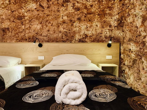 The Lookout Cave Underground Motel - Australian Directory 2