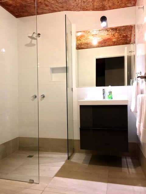 The Lookout Cave Underground Motel - Australian Directory 11